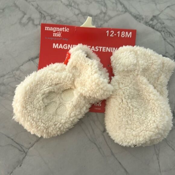 NWT magnetic me mittens 12-18m - Picture 1 of 2